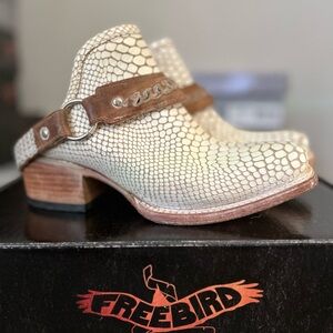 EUC FREEBIRD TRAIN WHITE SNAKE SIZE 6